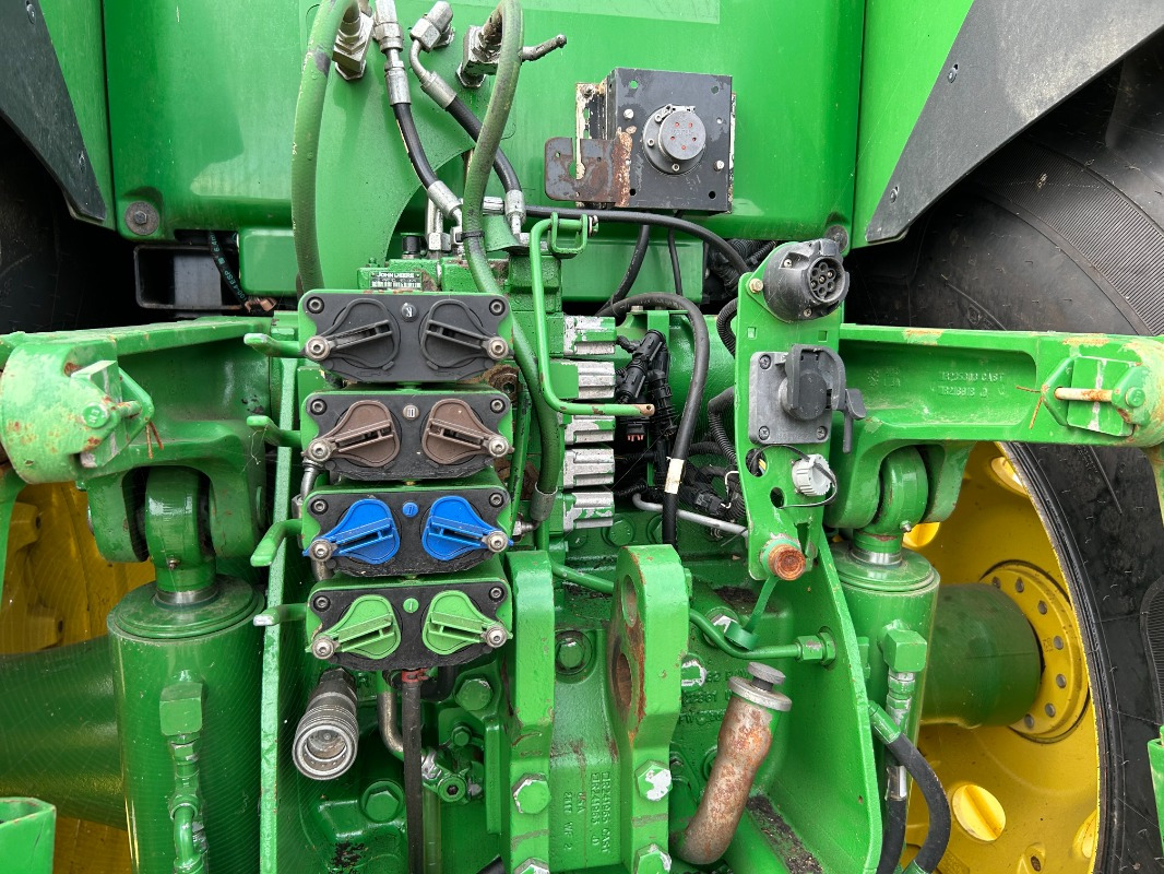 John Deere 8310R - Farm tractor: picture 2 John Deere 8310R - Farm tractor: picture 2