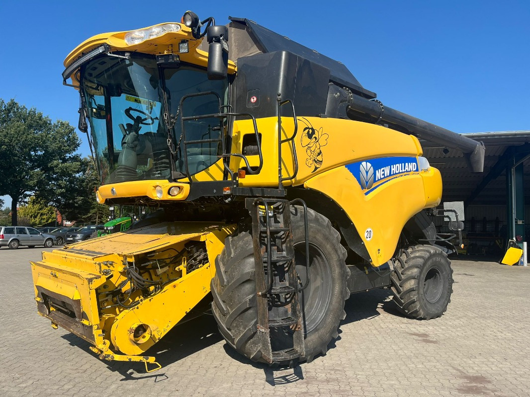 New Holland CR 9080 - Combine harvester: picture 2 New Holland CR 9080 - Combine harvester: picture 2
