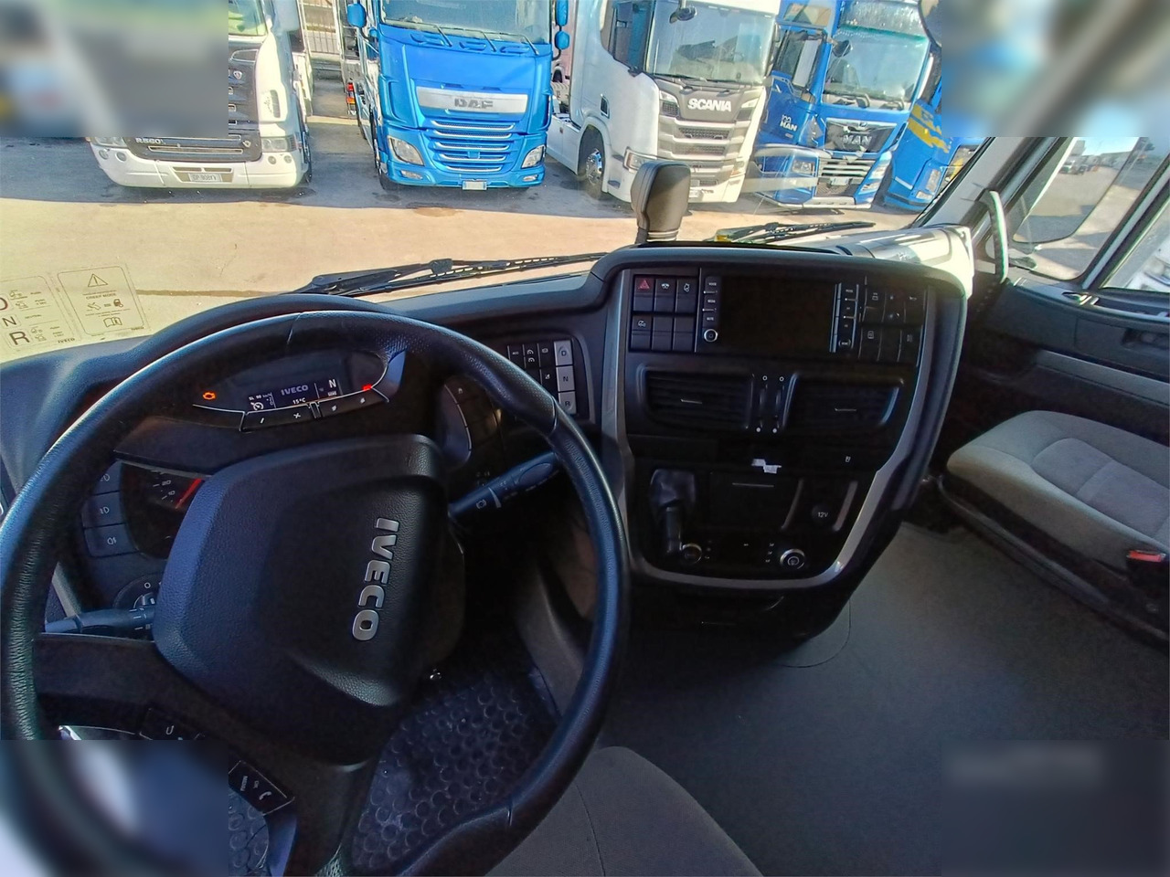 Interior photo 1: Tractor truck IVECO STRALIS 480 Interior photo 1: Tractor truck IVECO STRALIS 480
