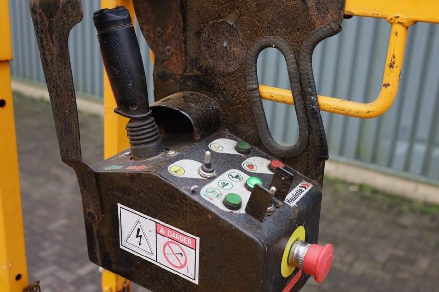 Haulotte Compact 10N As-Is, Electric, 10m Working Height, 2 - Scissor lift: picture 5 Haulotte Compact 10N As-Is, Electric, 10m Working Height, 2 - Scissor lift: picture 5