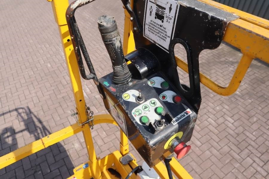Haulotte Compact 14 Electric, 14m Working Height, 350kg Cap - Scissor lift: picture 4 Haulotte Compact 14 Electric, 14m Working Height, 350kg Cap - Scissor lift: picture 4