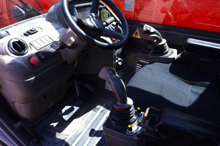 Manitou MRT3050 PRIVILEGE Diesel, 4x4 Drive And 4-Wheel St - Telescopic handler: picture 4 Manitou MRT3050 PRIVILEGE Diesel, 4x4 Drive And 4-Wheel St - Telescopic handler: picture 4