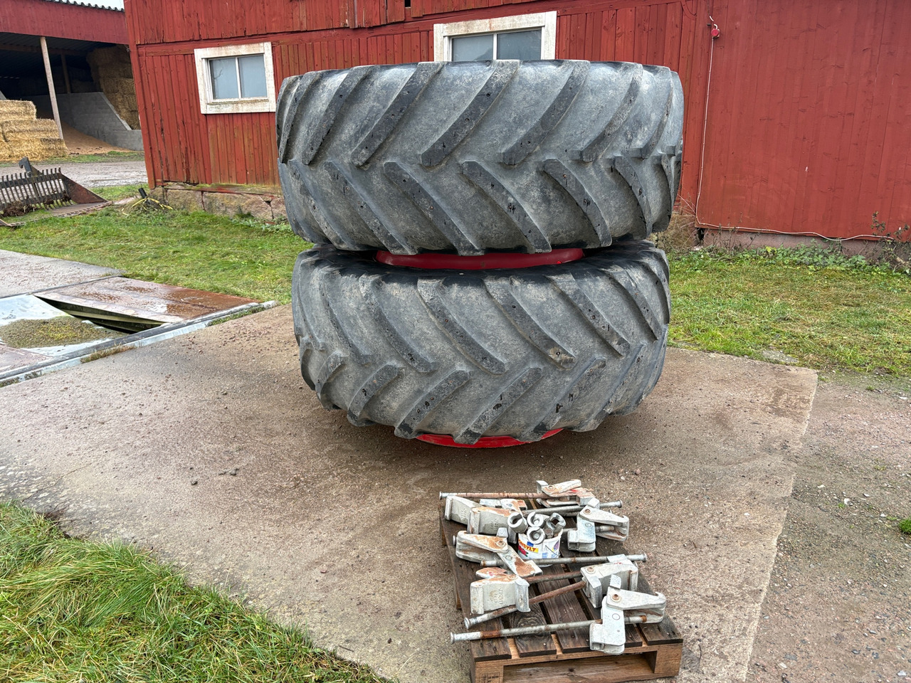 Dubbelmontage Michelin 710/70r42 2 st - Tire for Agricultural machinery: picture 1 Dubbelmontage Michelin 710/70r42 2 st - Tire for Agricultural machinery: picture 1