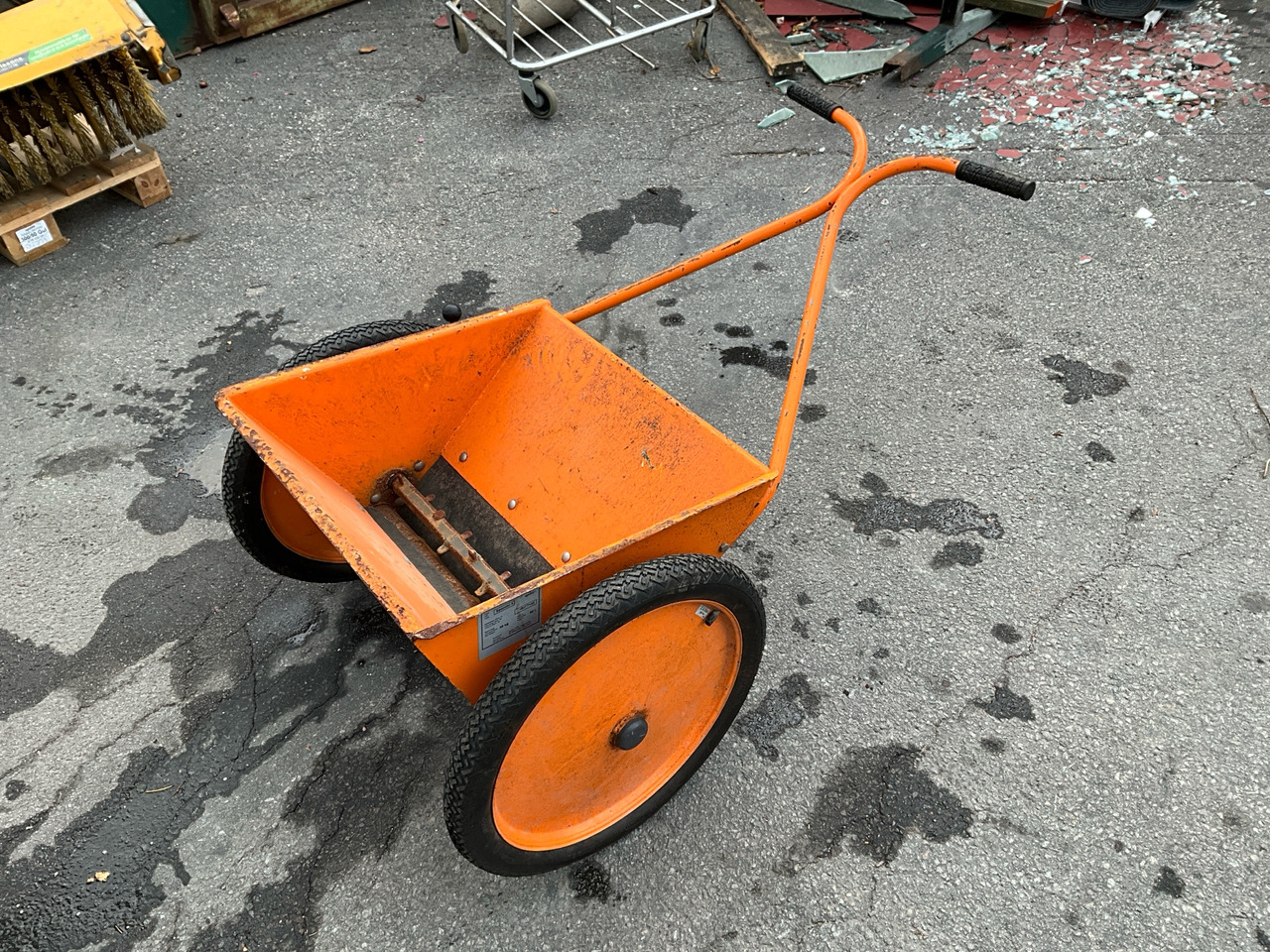 Epoke Epomini 5 - Sand/ Salt spreader: picture 1 Epoke Epomini 5 - Sand/ Salt spreader: picture 1