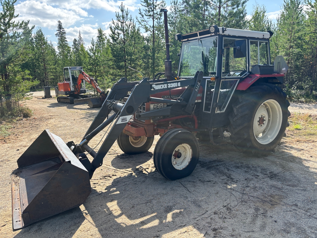 International 674 - Farm tractor: picture 1 International 674 - Farm tractor: picture 1