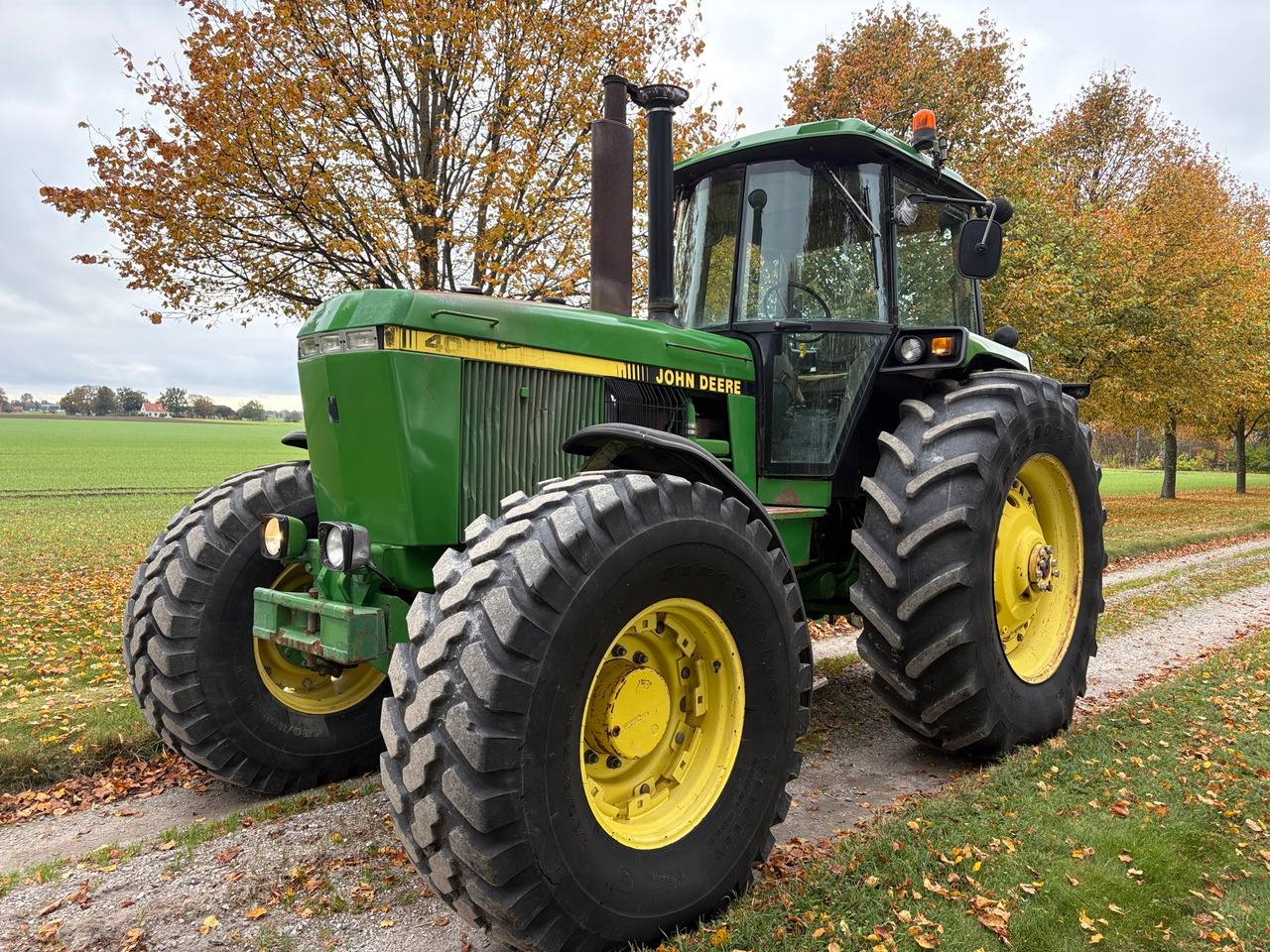 John Deere 4055 - Farm tractor: picture 1 John Deere 4055 - Farm tractor: picture 1