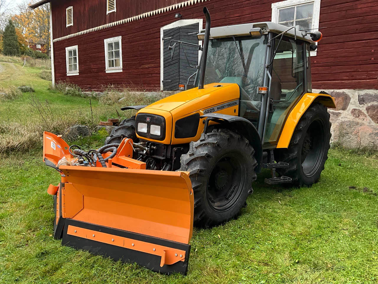 Massey Ferguson 4225 - Farm tractor: picture 1 Massey Ferguson 4225 - Farm tractor: picture 1