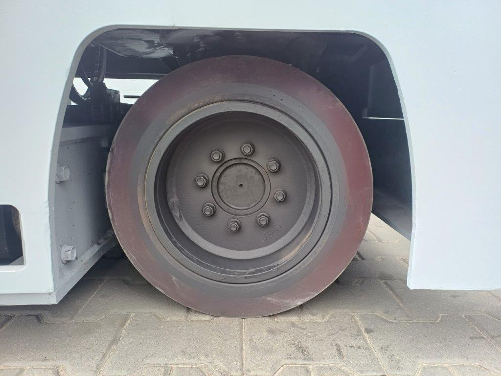 4-way reach truck Hubtex MQ40: picture 9