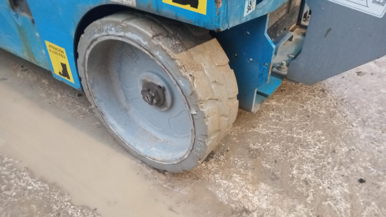 Scissor lift GENIE GS4047: picture 13