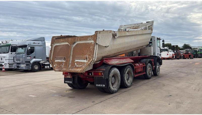 Iveco EUROTRAKKER 320 E 35 (GRAND PONT / LAMES / POMPE MANUELLE / 8X4 / CURSOR 8) - Tipper: picture 5 Iveco EUROTRAKKER 320 E 35 (GRAND PONT / LAMES / POMPE MANUELLE / 8X4 / CURSOR 8) - Tipper: picture 5