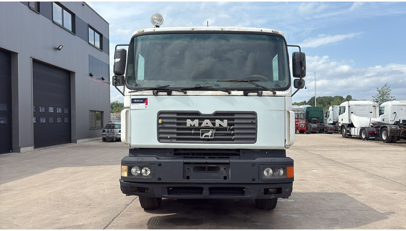 MAN 25.403 (6X2 / 6 CYLINDER / EURO 2 / MANUAL GEARBOX / 8 TYRES) - Tractor truck: picture 5 MAN 25.403 (6X2 / 6 CYLINDER / EURO 2 / MANUAL GEARBOX / 8 TYRES) - Tractor truck: picture 5