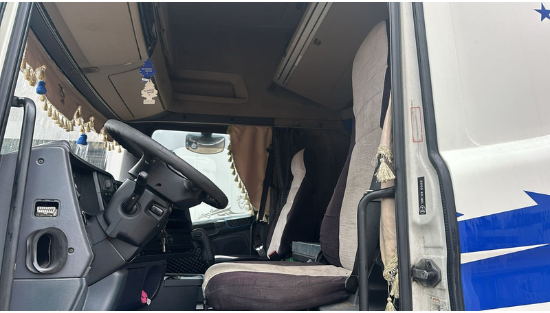 Interior photo 1: Scania R 420 (FOR PARTS / ENGINE RUNNING AND TRUCK DRIVING / MANUAL GEARBOX) leasing Scania R 420 (FOR PARTS / ENGINE RUNNING AND TRUCK DRIVING / MANUAL GEARBOX)