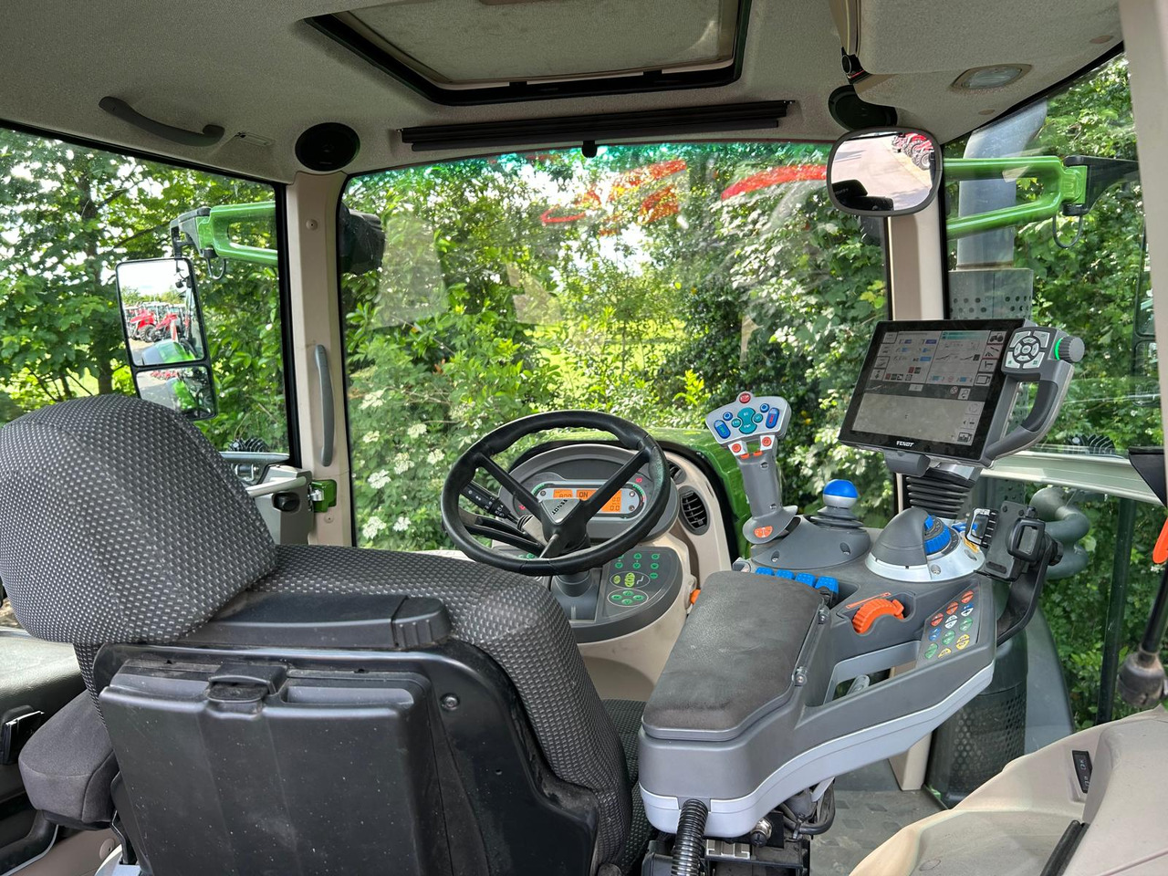 Farm tractor FENDT 828 Vario S4 ProfiPlus: picture 25