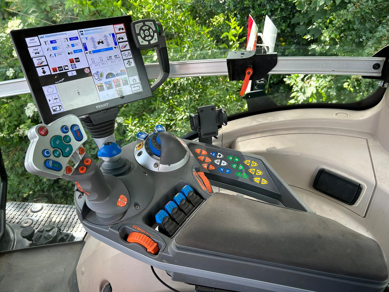 Farm tractor FENDT 828 Vario S4 ProfiPlus: picture 30