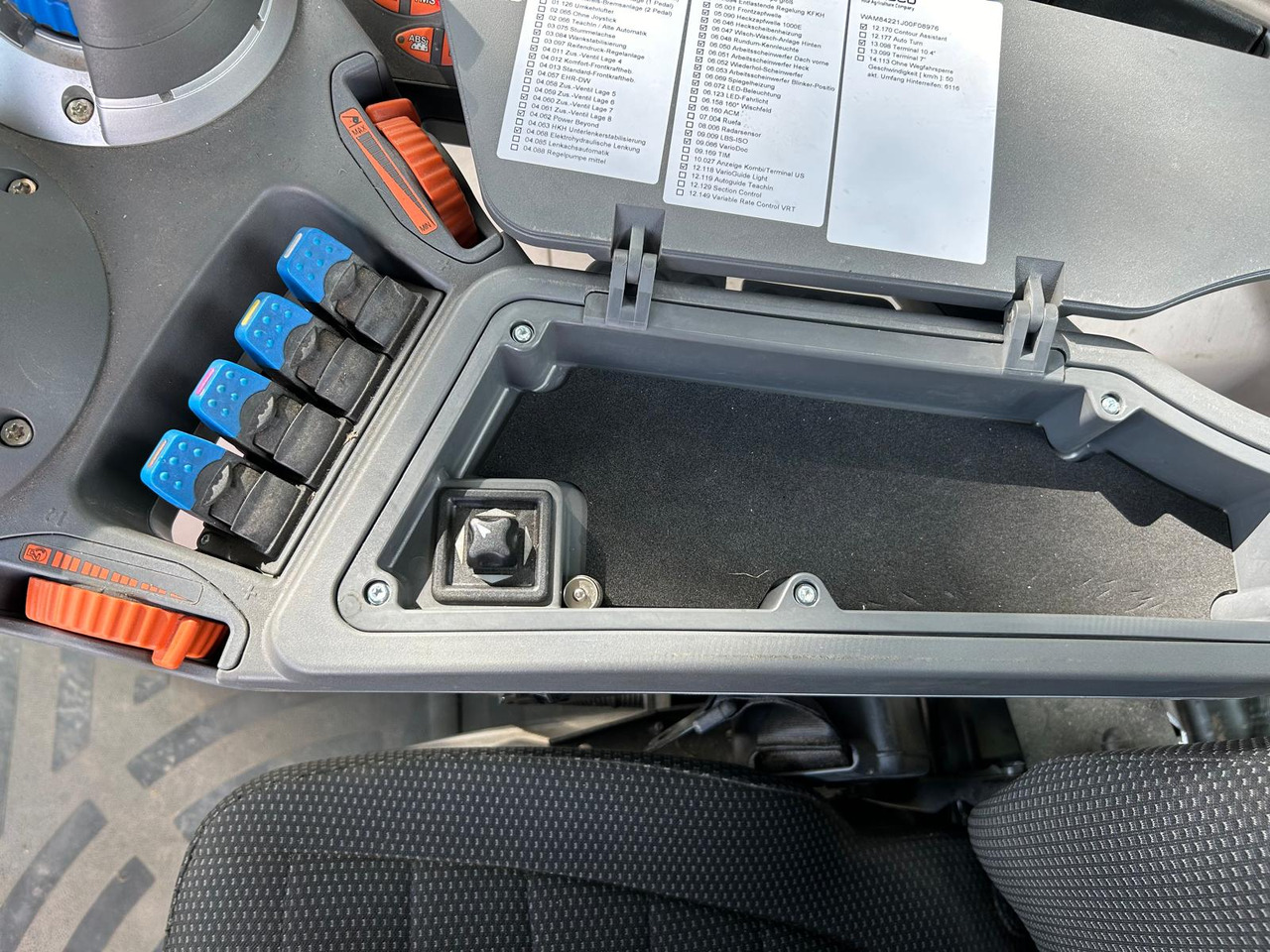 Farm tractor FENDT 828 Vario S4 ProfiPlus: picture 33