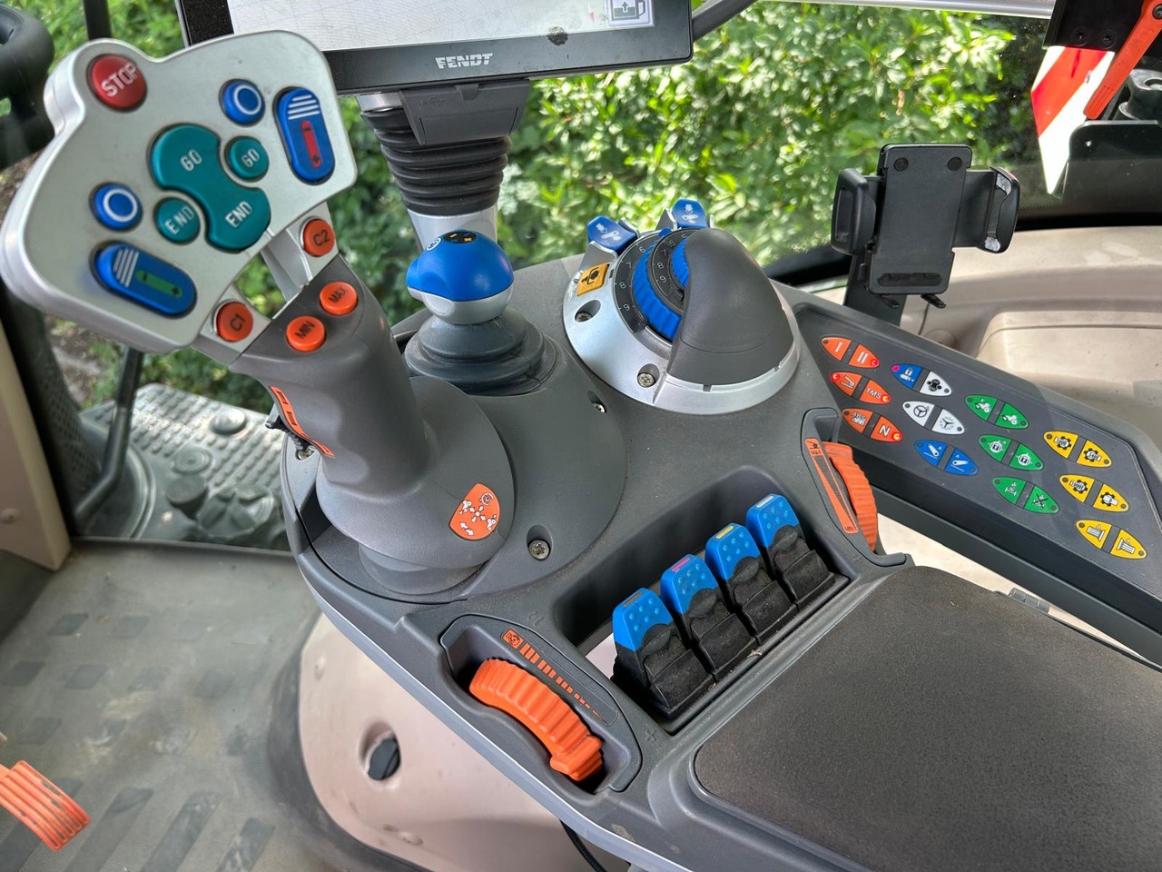 Farm tractor FENDT 828 Vario S4 ProfiPlus: picture 32