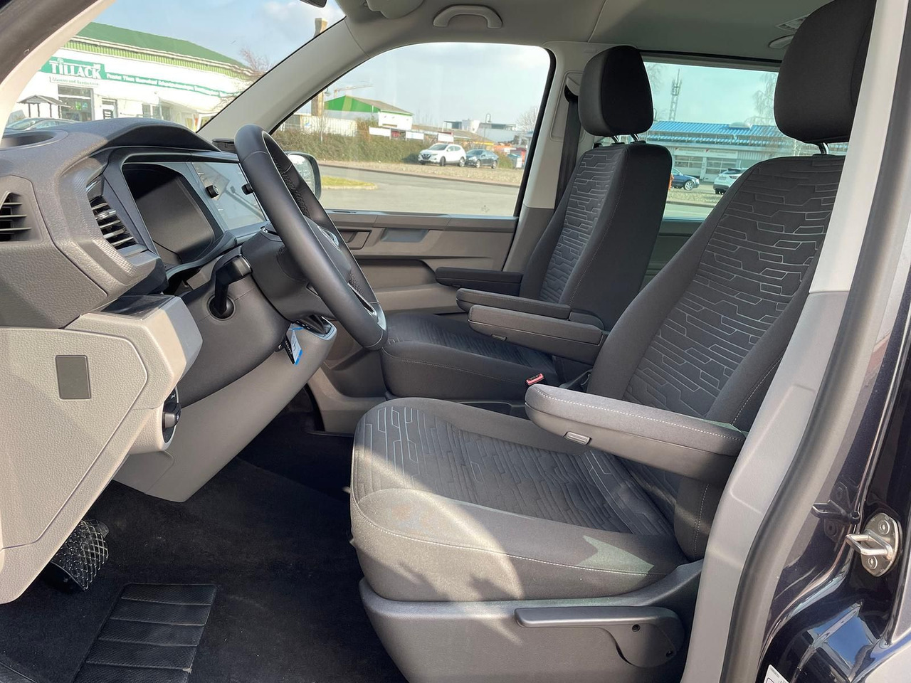 New Passenger van Volkswagen T6.1 Caravelle Comfortline NAV LED TEMP DAB PDC: picture 16