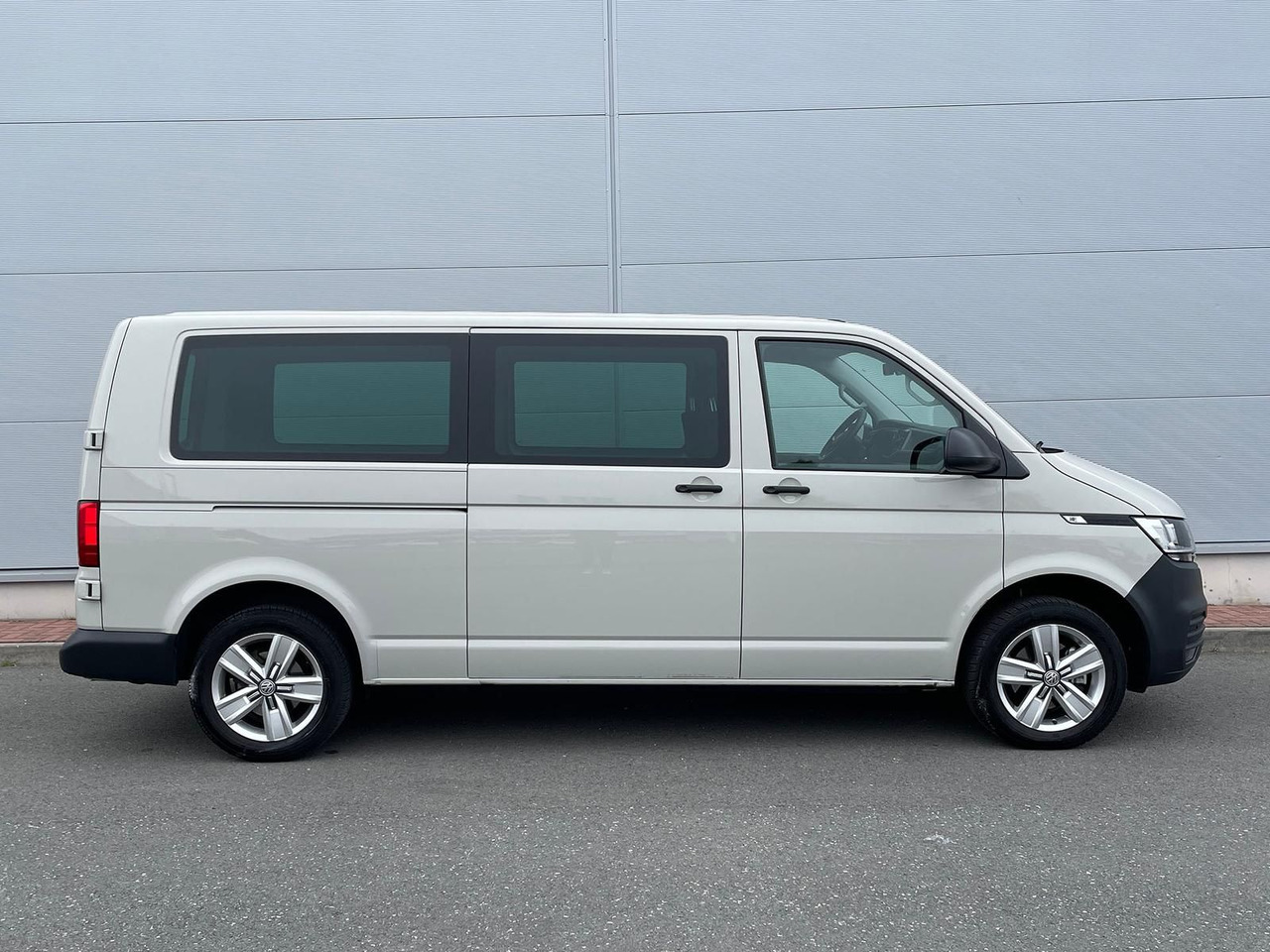 Volkswagen T6.1 Transporter 2.0 TDI lang 4MOTION SITZHZ NAV - Car: picture 5 Volkswagen T6.1 Transporter 2.0 TDI lang 4MOTION SITZHZ NAV - Car: picture 5