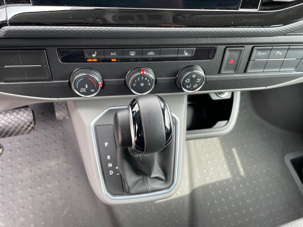 New Car Volkswagen T6.1 Transporter 2.0 TDI lang 4MOTION SITZHZ NAV: picture 15