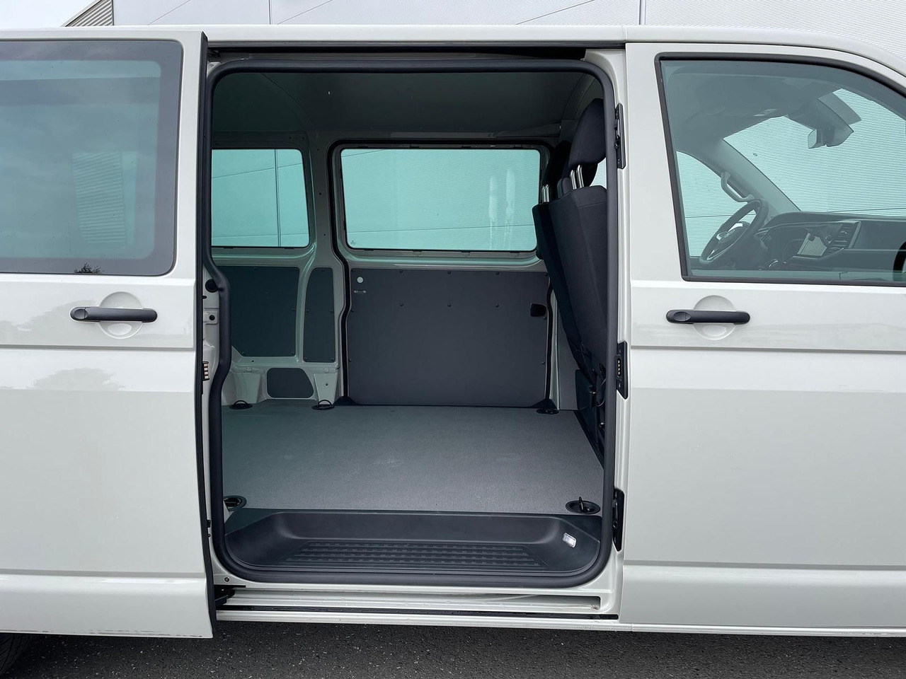 New Car Volkswagen T6.1 Transporter 2.0 TDI lang 4MOTION SITZHZ NAV: picture 9