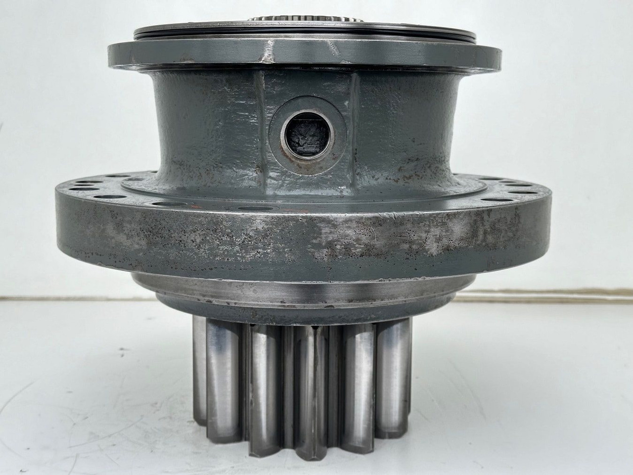 Liebherr Abtriebswellengehäuse ID-Nr.90013701 mit Abtriebswelle ID-Nr.90214087. SAT275A290. R922 LC-1486. R924 LC-1487. #0556#0579# - Swing motor for Construction machinery: picture 1 Liebherr Abtriebswellengehäuse ID-Nr.90013701 mit Abtriebswelle ID-Nr.90214087. SAT275A290. R922 LC-1486. R924 LC-1487. #0556#0579# - Swing motor for Construction machinery: picture 1