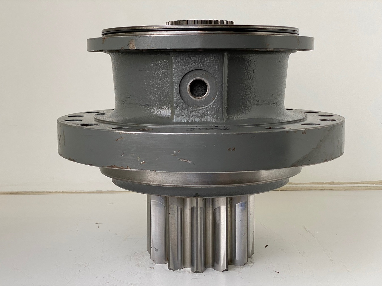 Liebherr Abtriebswellengehäuse ID-Nr.90018934 mit Abtriebswelle ID-Nr.90204999. SAT275/260 - SAT275/261 - SAT275/266 - SAT275/289. #1972#093# - Swing motor for Construction machinery: picture 1 Liebherr Abtriebswellengehäuse ID-Nr.90018934 mit Abtriebswelle ID-Nr.90204999. SAT275/260 - SAT275/261 - SAT275/266 - SAT275/289. #1972#093# - Swing motor for Construction machinery: picture 1