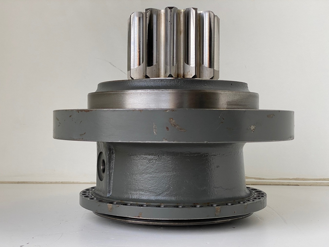 Liebherr Abtriebswellengehäuse ID-Nr.90018934 mit Abtriebswelle ID-Nr.90204999. SAT275/260 - SAT275/261 - SAT275/266 - SAT275/289. #1972#093# - Swing motor for Construction machinery: picture 5 Liebherr Abtriebswellengehäuse ID-Nr.90018934 mit Abtriebswelle ID-Nr.90204999. SAT275/260 - SAT275/261 - SAT275/266 - SAT275/289. #1972#093# - Swing motor for Construction machinery: picture 5