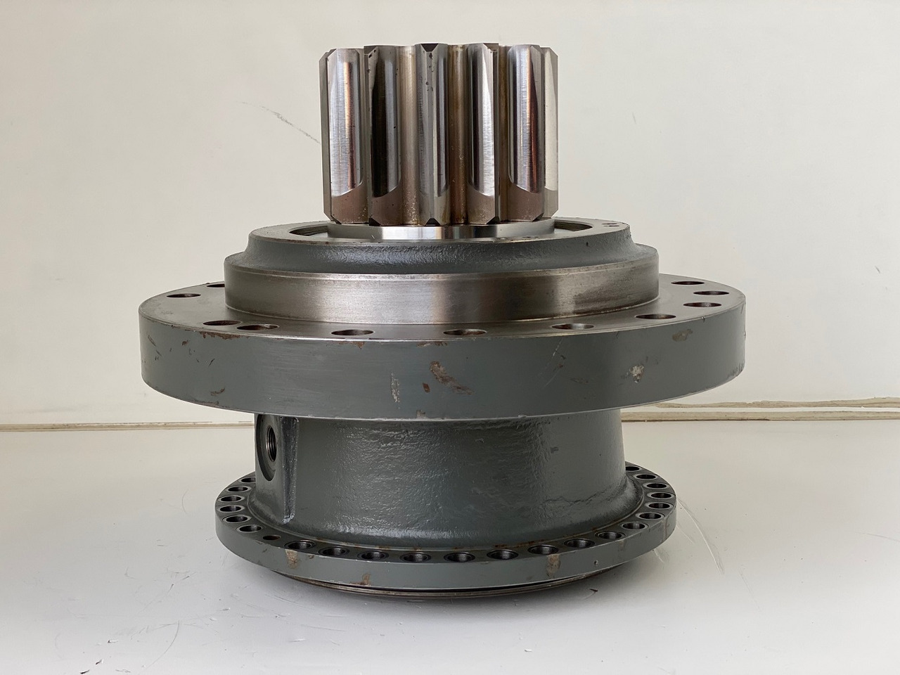 Liebherr Abtriebswellengehäuse ID-Nr.90018934 mit Abtriebswelle ID-Nr.90204999. SAT275/260 - SAT275/261 - SAT275/266 - SAT275/289. #1972#093# - Swing motor for Construction machinery: picture 4 Liebherr Abtriebswellengehäuse ID-Nr.90018934 mit Abtriebswelle ID-Nr.90204999. SAT275/260 - SAT275/261 - SAT275/266 - SAT275/289. #1972#093# - Swing motor for Construction machinery: picture 4