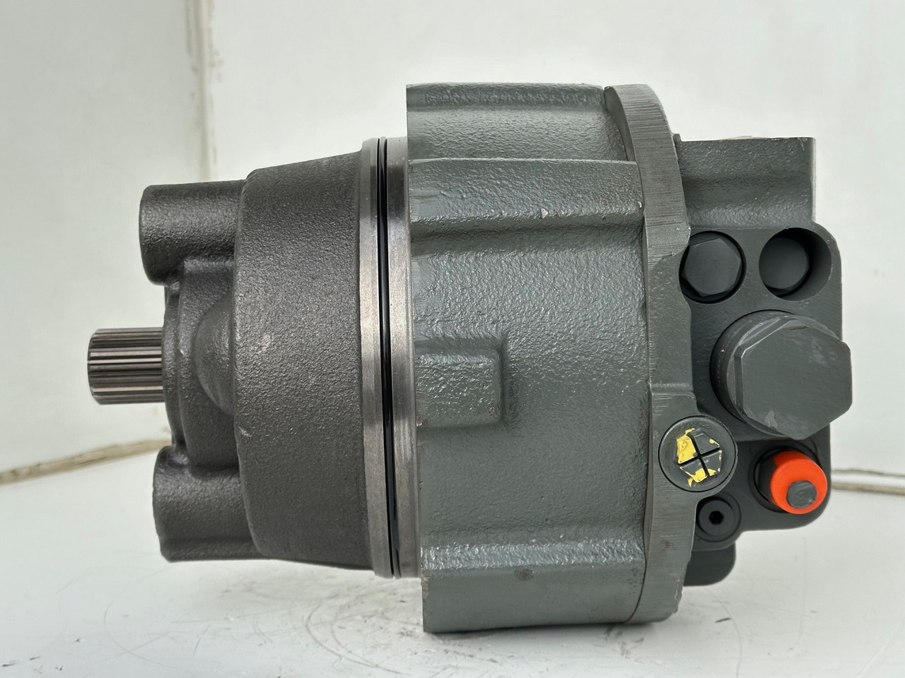 Liebherr Hydraulikeinbaumotor CMVE O 135. ID-Nr.10129570 - ID-Nr.11439804. FAT400P112 - FAT550P093. R930, R934, R936, R940, R944, R946, R950T. #10129570.21538# - Hydraulic motor for Construction machinery: picture 3 Liebherr Hydraulikeinbaumotor CMVE O 135. ID-Nr.10129570 - ID-Nr.11439804. FAT400P112 - FAT550P093. R930, R934, R936, R940, R944, R946, R950T. #10129570.21538# - Hydraulic motor for Construction machinery: picture 3