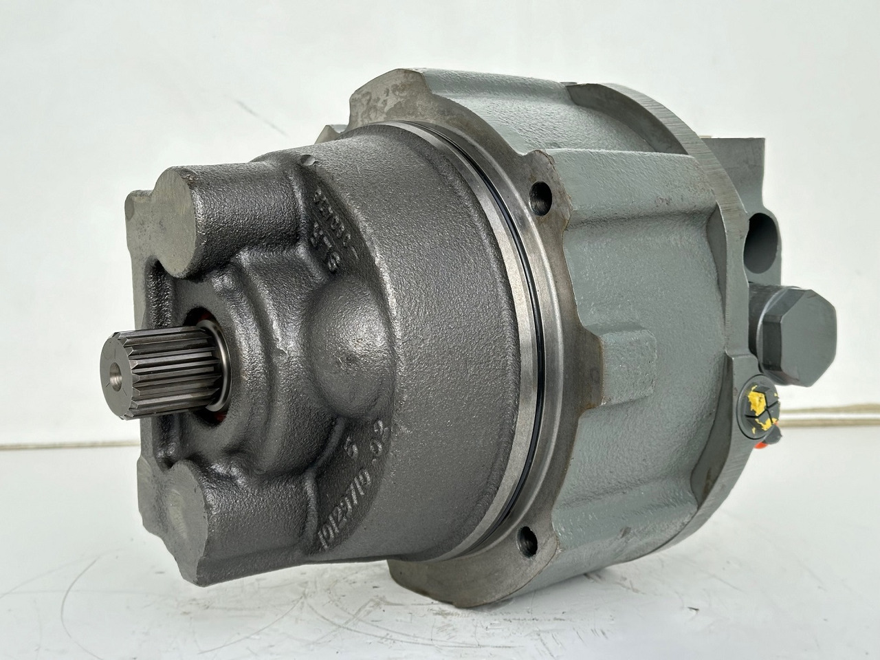 Liebherr Hydraulikeinbaumotor CMVE O 135. ID-Nr.10129570 - ID-Nr.11439804. FAT400P112 - FAT550P093. R930, R934, R936, R940, R944, R946, R950T. #10129570.21538# - Hydraulic motor for Construction machinery: picture 1 Liebherr Hydraulikeinbaumotor CMVE O 135. ID-Nr.10129570 - ID-Nr.11439804. FAT400P112 - FAT550P093. R930, R934, R936, R940, R944, R946, R950T. #10129570.21538# - Hydraulic motor for Construction machinery: picture 1