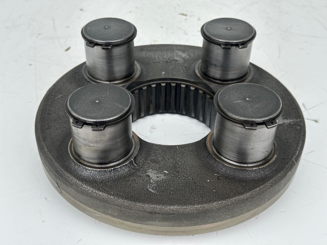 Liebherr Planetenträger ID-Nr.944306303 - ID-Nr.9443063. A924, A934, LH30, LH35, R906, R916, R922, R924, R926, R932, R934, R944. #944306303.L6.1000# - Swing motor for Construction machinery: picture 1 Liebherr Planetenträger ID-Nr.944306303 - ID-Nr.9443063. A924, A934, LH30, LH35, R906, R916, R922, R924, R926, R932, R934, R944. #944306303.L6.1000# - Swing motor for Construction machinery: picture 1