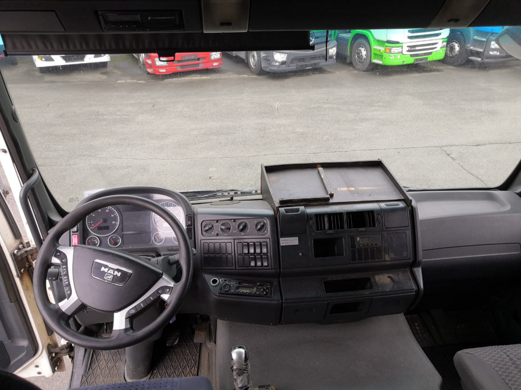 Interior photo 2: Cab chassis truck MAN TGA 26.350 6x2  (Nr. 4998)