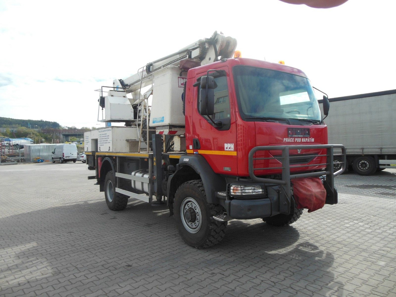 Renault MIDLUM 220.14,4X4,HUBARBEITBÜHNE 16,5M, ISOLIERT - Truck with aerial platform: picture 4 Renault MIDLUM 220.14,4X4,HUBARBEITBÜHNE 16,5M, ISOLIERT - Truck with aerial platform: picture 4