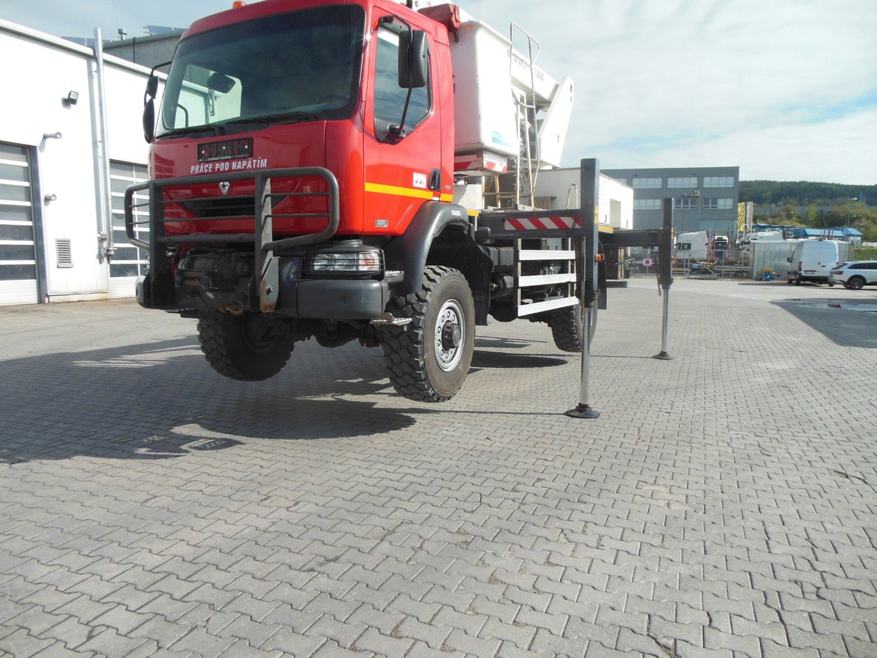 Renault MIDLUM 220.14,4X4,HUBARBEITBÜHNE 16,5M, ISOLIERT - Truck with aerial platform: picture 5 Renault MIDLUM 220.14,4X4,HUBARBEITBÜHNE 16,5M, ISOLIERT - Truck with aerial platform: picture 5