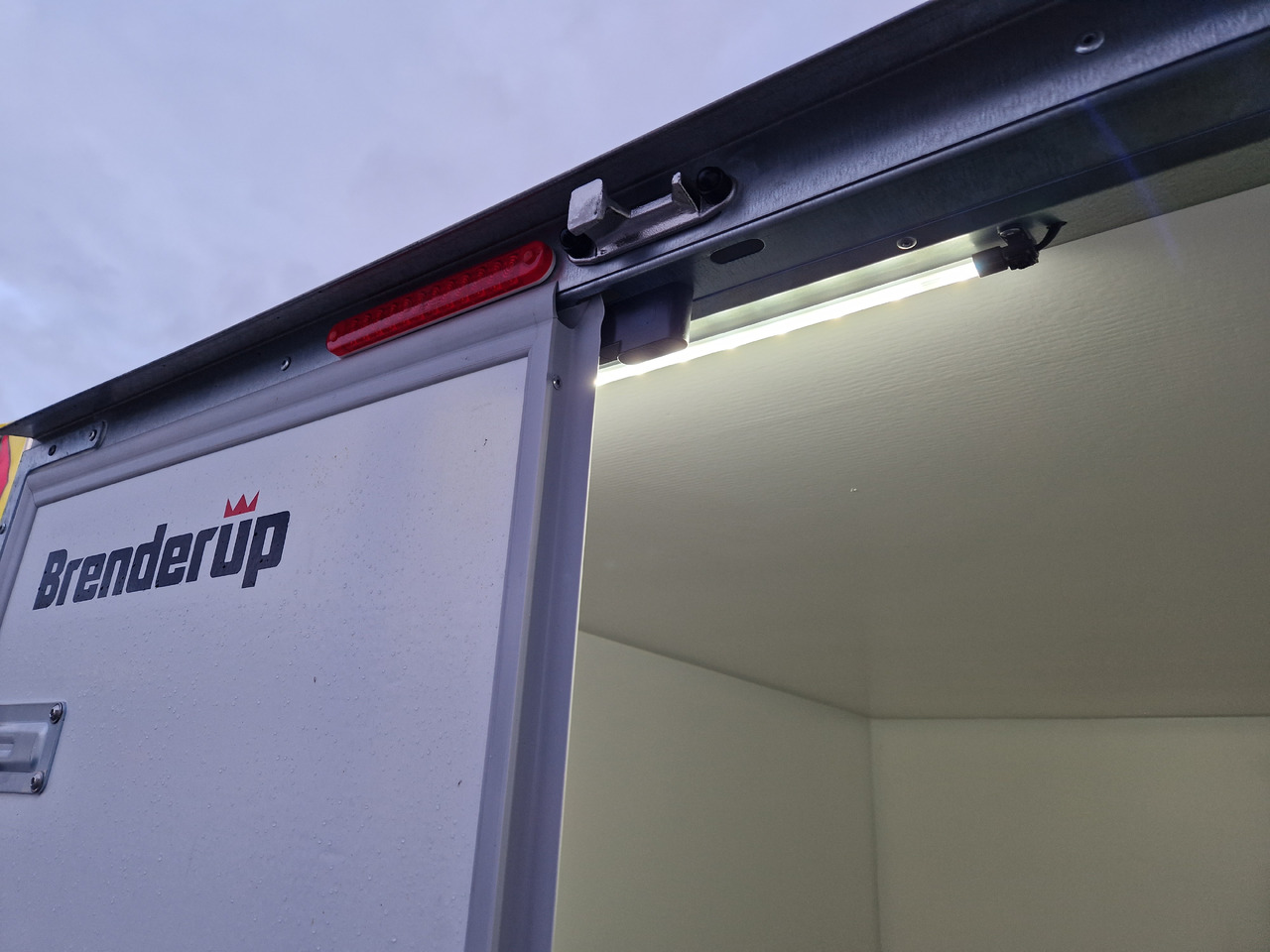 Closed box trailer Brenderup Cargo Dynamic CD260 BD 260x150x185cm Hecktüren Wabenwände (S) 1300kg: picture 14