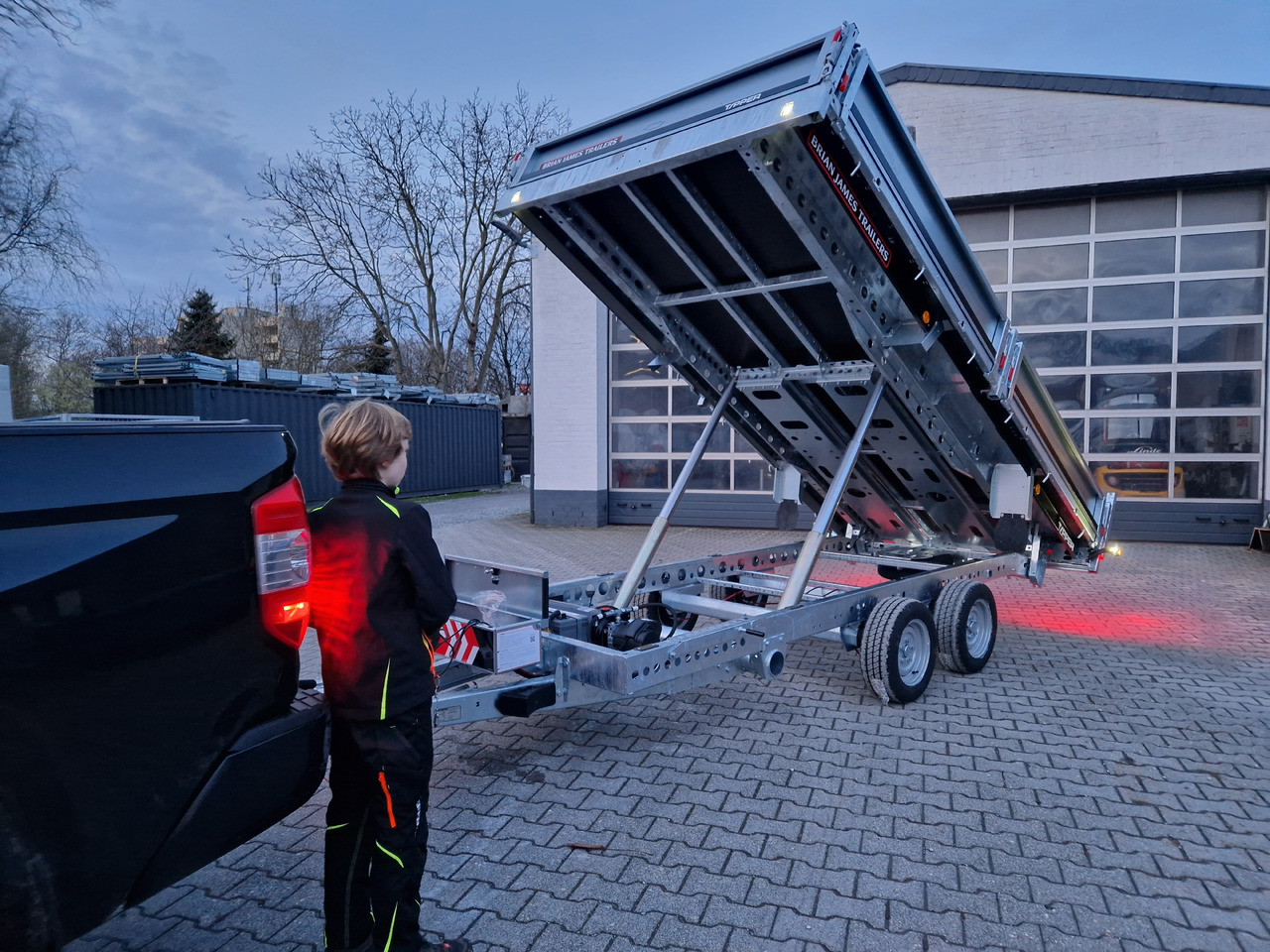 Brian James Trailer CarGO Tipper 400x200x30cm elektro Pendelklappe blackline LED 3500kg Tandem - Tipper trailer: picture 2 Brian James Trailer CarGO Tipper 400x200x30cm elektro Pendelklappe blackline LED 3500kg Tandem - Tipper trailer: picture 2