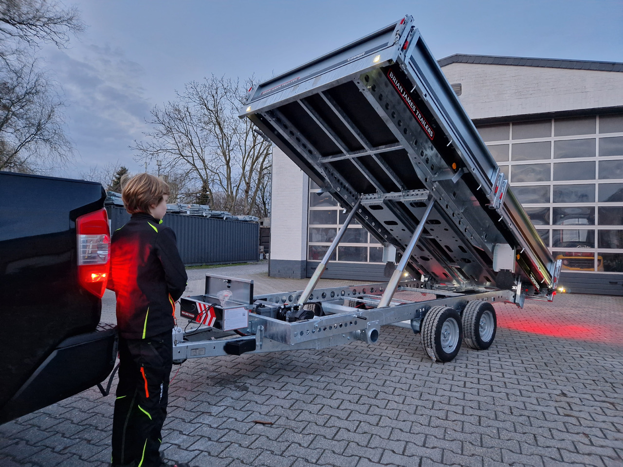 Brian James Trailer CarGO Tipper 400x200x30cm elektro Pendelklappe blackline LED 3500kg Tandem - Tipper trailer: picture 1 Brian James Trailer CarGO Tipper 400x200x30cm elektro Pendelklappe blackline LED 3500kg Tandem - Tipper trailer: picture 1