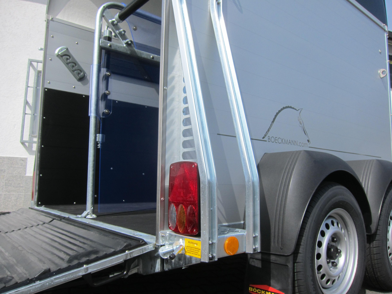 Pferdeanhänger Böckmann Champion C 2400kg Heckflügeltür blackline CFF+ 100 km/H 2400kg Abverkauf - Horse trailer: picture 3 Pferdeanhänger Böckmann Champion C 2400kg Heckflügeltür blackline CFF+ 100 km/H 2400kg Abverkauf - Horse trailer: picture 3