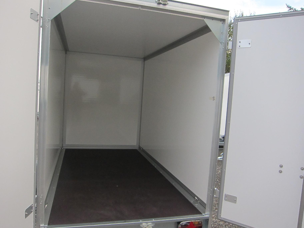 WM Meyer Koffer AZ 1330/151 S30 301x151x185cm Profi (M) 1300kg gebraucht EZ 03.2022 - Closed box trailer: picture 4 WM Meyer Koffer AZ 1330/151 S30 301x151x185cm Profi (M) 1300kg gebraucht EZ 03.2022 - Closed box trailer: picture 4
