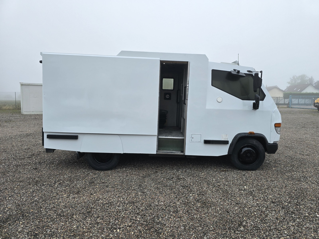 Mercedes Vario 816 - Cash in transit vehicle: picture 3 Mercedes Vario 816 - Cash in transit vehicle: picture 3