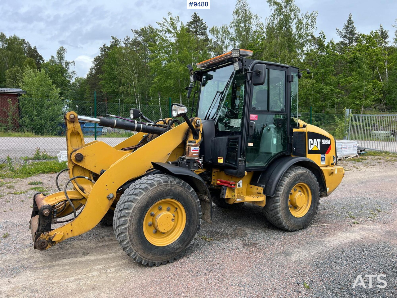 CAT 906 M with several tools - Wheel loader: picture 1 CAT 906 M with several tools - Wheel loader: picture 1