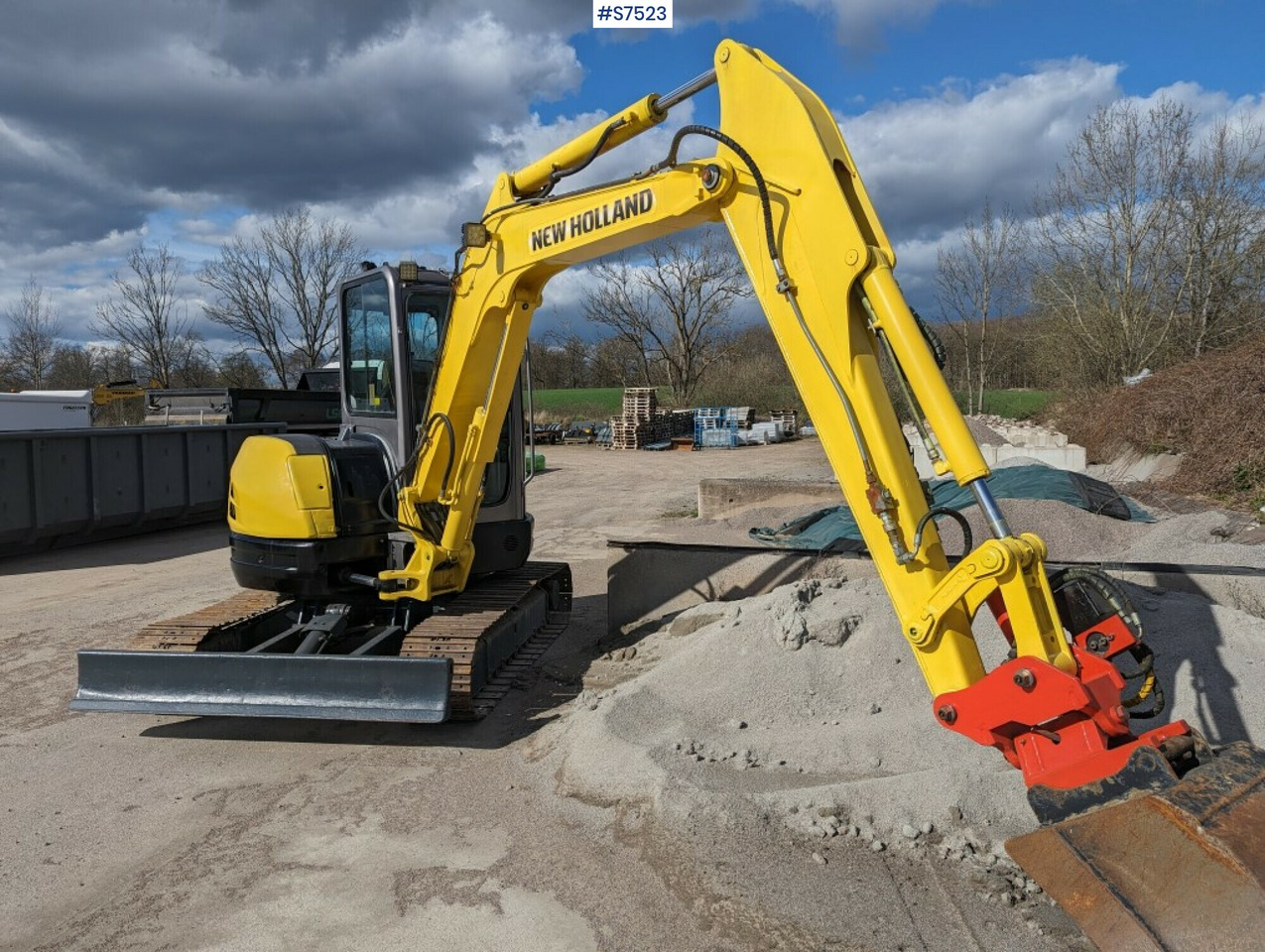 Excavator New Holland E502C with tilt bracket and bucket SEE VIDEO - Mini excavator: picture 3 Excavator New Holland E502C with tilt bracket and bucket SEE VIDEO - Mini excavator: picture 3