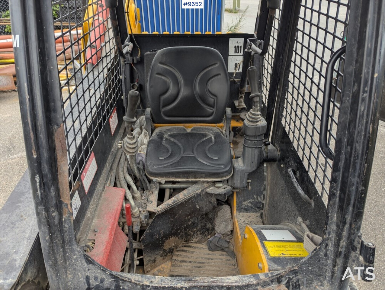 JCB Robot 160 tool carrier with grading bucket - Compact loader: picture 5 JCB Robot 160 tool carrier with grading bucket - Compact loader: picture 5