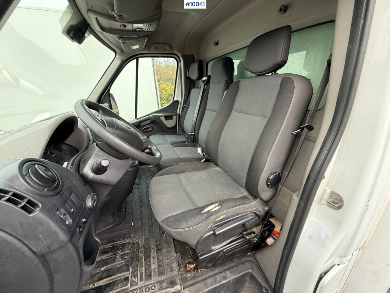 Nissan NV 400 with tail lift - Closed box van: picture 5 Nissan NV 400 with tail lift - Closed box van: picture 5