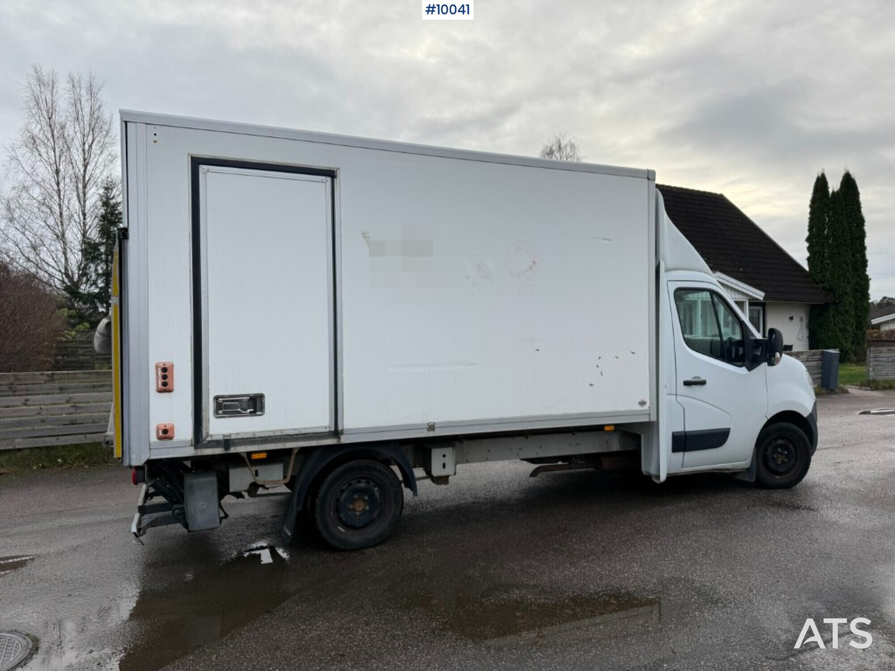 Nissan NV 400 with tail lift - Closed box van: picture 2 Nissan NV 400 with tail lift - Closed box van: picture 2