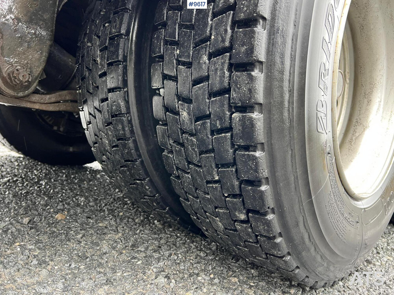 Concrete mixer truck Scania R124 tridem with LAXO quick release: picture 13 Concrete mixer truck Scania R124 tridem with LAXO quick release: picture 13