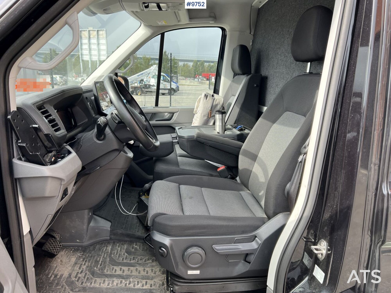 Volkswagen Crafter with tail lift - Closed box van: picture 3 Volkswagen Crafter with tail lift - Closed box van: picture 3