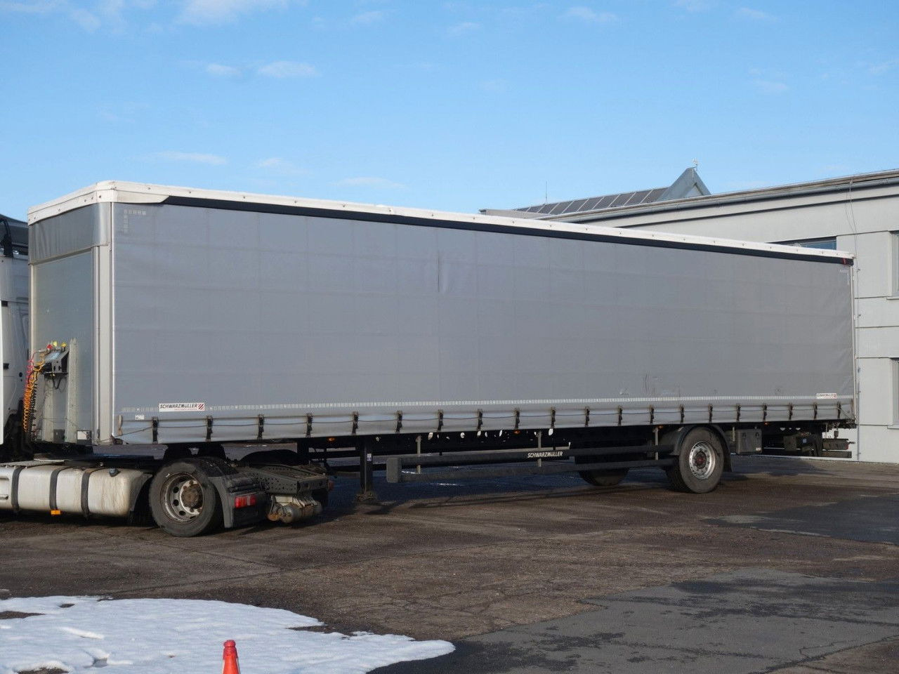 Schwarzmüller SPA 3/E Standard, 1 Achse, SAF SPA 3/E Standard, 1 Achse, SAF - Curtainsider semi-trailer: picture 3 Schwarzmüller SPA 3/E Standard, 1 Achse, SAF SPA 3/E Standard, 1 Achse, SAF - Curtainsider semi-trailer: picture 3