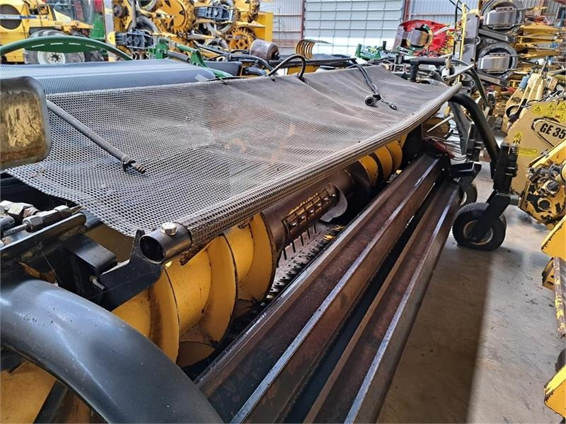 New Holland 283 Header - Tedding equipment: picture 3 New Holland 283 Header - Tedding equipment: picture 3