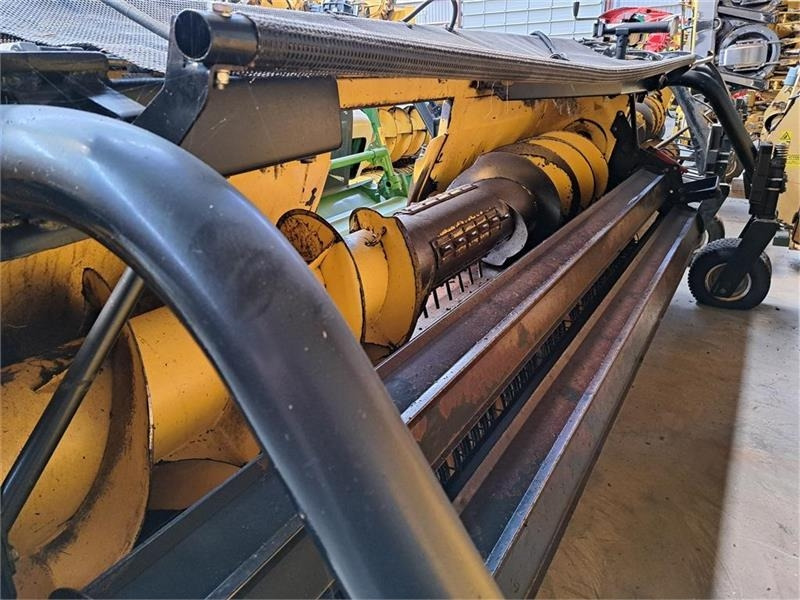 New Holland 283 Header - Tedding equipment: picture 2 New Holland 283 Header - Tedding equipment: picture 2